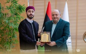 بعد تتويجه بالمركز الأول في مسابقة ألمانيا الدولية لحفظ القرآن الكريم. صندوق الضمان الاجتماعي يُكرّم الموظف القارئ أنس إبراهيم مصباح.